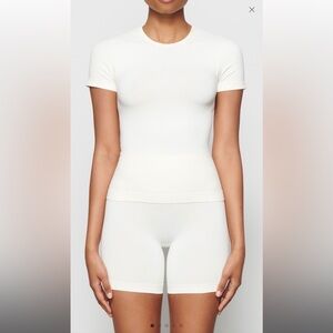 NWT SKIMS | SOFT SMOOTHING SEAMLESS SHIRT COLOR
MARBLE